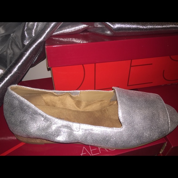 NEW! Aerosoles Tidbit flats in silver leather. - Picture 5 of 6